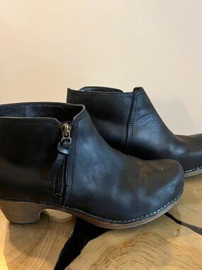Dansko Lizanne Clog Booties | Black Nubuck Leather Zip Ankle Boots